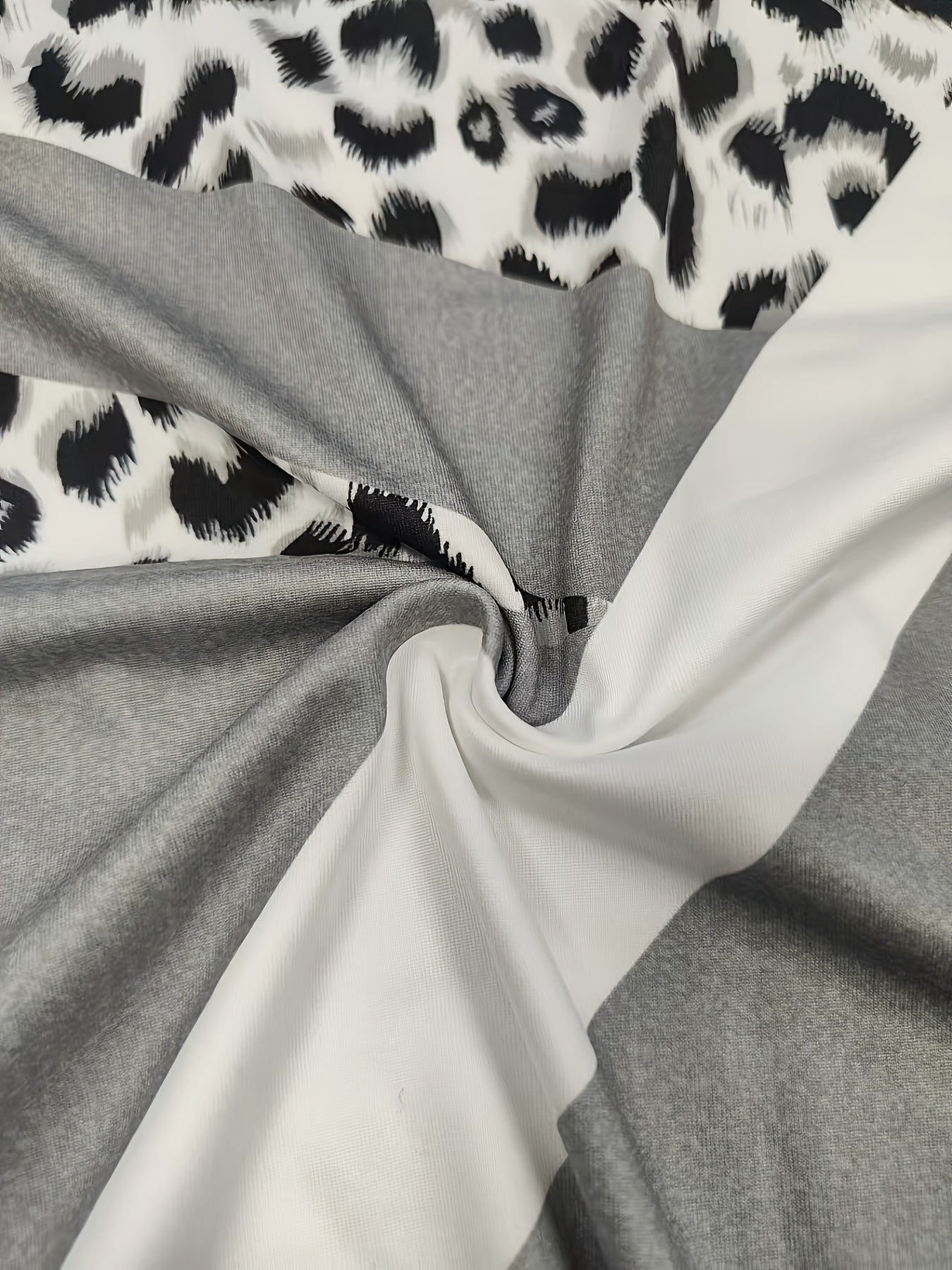 A Beautiful Women'S Outfit Featuring Geometric Patterns And Leopard Print Elements, Including a Stylish Long-Sleeve Top with Side Slits And 9-Point Fitted Pants, Perfect for Autumn.