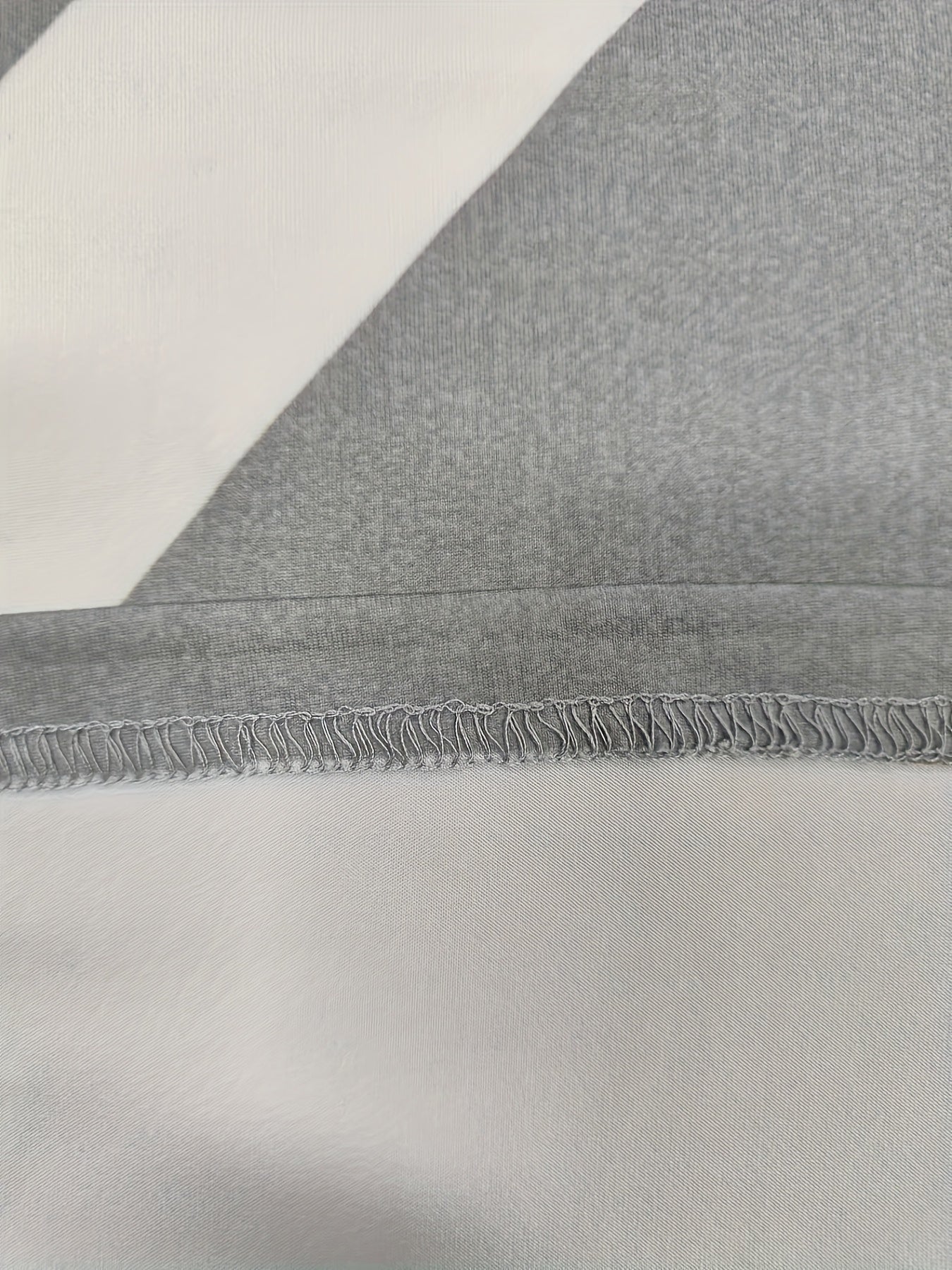 A Beautiful Women'S Outfit Featuring Geometric Patterns And Leopard Print Elements, Including a Stylish Long-Sleeve Top with Side Slits And 9-Point Fitted Pants, Perfect for Autumn.